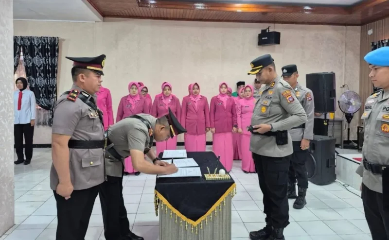 Kapolres Padang Panjang AKBP Kartyana Widyarso Wardoyo Putro memimpin sertijab Wakapolres dan Kasat Lantas di Aula Tathya Dharaka Mapolres, Senin (15/9/2025). (Foto: FB Kominfo Padang Panjang)