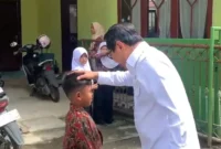 Bupati Padang Pariaman, Dr. H. John Kenedy Azis (JKA) melakukan inspeksi mendadak (sidak) ke SDN 01 Batang Anai dan SDN 01 Lubuk Alung. (Foto: Kominfo Padang Pariaman)