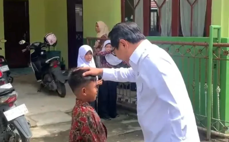 Bupati Padang Pariaman, Dr. H. John Kenedy Azis (JKA) melakukan inspeksi mendadak (sidak) ke SDN 01 Batang Anai dan SDN 01 Lubuk Alung. (Foto: Kominfo Padang Pariaman)