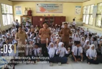 Anggota DPRD Pessel dari Fraksi PAN, Roni Richardo berfoto bersama dengan siswa dan guru di salah satu sekolah yang dikunjunginya. (Foto: Dok. Roni)