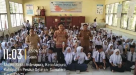 Anggota DPRD Pessel dari Fraksi PAN, Roni Richardo berfoto bersama dengan siswa dan guru di salah satu sekolah yang dikunjunginya. (Foto: Dok. Roni)