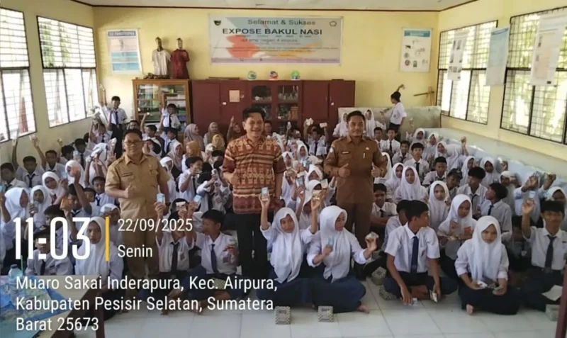 Anggota DPRD Pessel dari Fraksi PAN, Roni Richardo berfoto bersama dengan siswa dan guru di salah satu sekolah yang dikunjunginya. (Foto: Dok. Roni)
