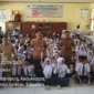 Anggota DPRD Pessel dari Fraksi PAN, Roni Richardo berfoto bersama dengan siswa dan guru di salah satu sekolah yang dikunjunginya. (Foto: Dok. Roni)