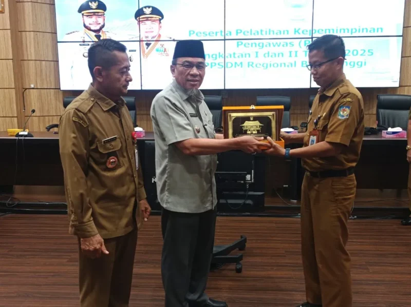 Wakil Wali Kota Padang, Maigus Nasir menyambut kedatangan rombongan BPSDM Kemendagri melalui PPSDM Regional Bukittinggi di Ruang Abu Bakar Jaar, Balai Kota Aie Pacah, Senin (29/9/2025). (Foto: FB Diskominfo Padang)
