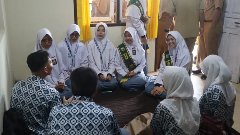 PIK-R DeJaVu SMAN 2 Padang Panjang menerima kunjungan dari SMAN 10 Padang, Rabu (3/9/2025). (Foto: Kominfo Padang Panjang)
