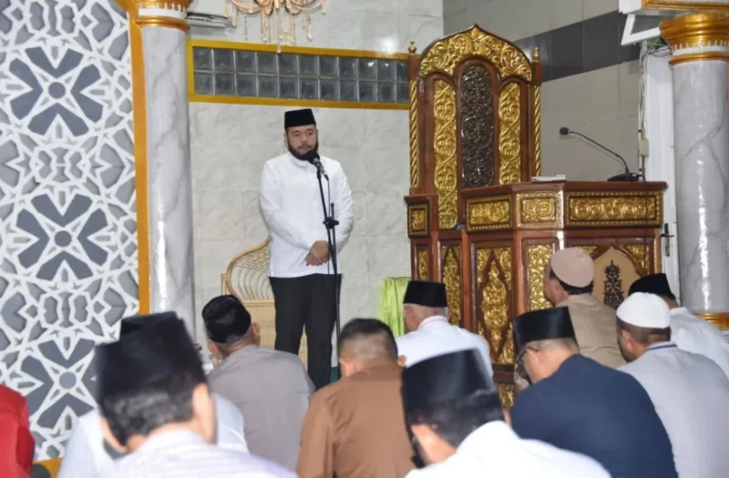 Wali Kota Padang Fadly Amran dalam kegiatan Subuh Mubarak dan Doa Bersama untuk Keselamatan Bangsa di Masjid Jamiatul Huda, Simpang Ketaping, Jalan Bypass, Kuranji. (Foto: FB Diskominfo Padang)