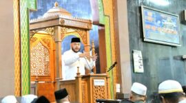 Wali Kota Padang, Fadly Amran saat Subuh Mubarokah  di Masjid At-Taubah, Komplek Wisma Utama, Minggu (7/9/2025). (Foto: Prokopim Padang)
