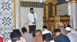 Wali Kota Padang Fadly Amran saat kegiatan Subuh Mubarak di Masjid Jamiatul Huda, Simpang Ketaping, Bypass Kuranji, Senin (1/9/2025). (Foto: Diskominfo Padang)