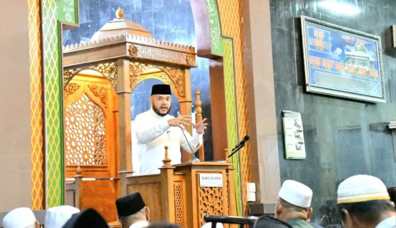 Wali Kota Padang, Fadly Amran saat Subuh Mubarokah  di Masjid At-Taubah, Komplek Wisma Utama, Minggu (7/9/2025). (Foto: Prokopim Padang)