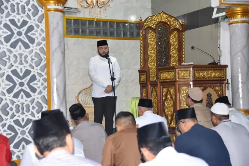 Wali Kota Padang Fadly Amran saat kegiatan Subuh Mubarak di Masjid Jamiatul Huda, Simpang Ketaping, Bypass Kuranji, Senin (1/9/2025). (Foto: Diskominfo Padang)