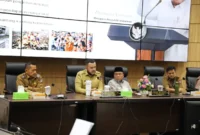 Wali Kota Padang Fadly Amran saat Rapat Koordinasi TKPK Padang di Ruang Abu Bakar Ja’ar, Balai Kota Aia Pacah, Senin (8/9/2025). (Foto: Prokopim Padang)