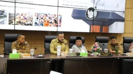 Wali Kota Padang Fadly Amran saat Rapat Koordinasi TKPK Padang di Ruang Abu Bakar Ja’ar, Balai Kota Aia Pacah, Senin (8/9/2025). (Foto: Prokopim Padang)
