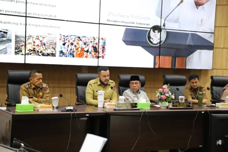 Wali Kota Padang Fadly Amran saat Rapat Koordinasi TKPK Padang di Ruang Abu Bakar Ja’ar, Balai Kota Aia Pacah, Senin (8/9/2025). (Foto: Prokopim Padang)