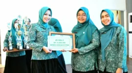 Ketua TP-PKK, Ny. dr. Dian Puspita Fadly Amran, Sp.JP menyerahkan penghargaan kepada juara I Lomba Kelompok Dasawisma Tingkat Kota Padang 2025 di Youth Centre, Selasa (30/9/2025). 