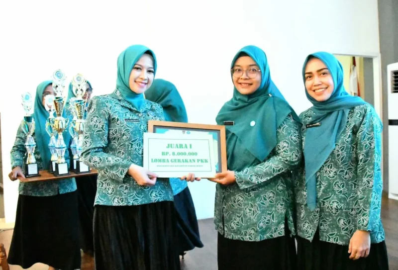 Ketua TP-PKK, Ny. dr. Dian Puspita Fadly Amran, Sp.JP menyerahkan penghargaan kepada juara I Lomba Kelompok Dasawisma Tingkat Kota Padang 2025 di Youth Centre, Selasa (30/9/2025). 