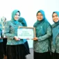 Ketua TP-PKK, Ny. dr. Dian Puspita Fadly Amran, Sp.JP menyerahkan penghargaan kepada juara I Lomba Kelompok Dasawisma Tingkat Kota Padang 2025 di Youth Centre, Selasa (30/9/2025). 