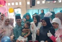 Ketua TP-PKK Kota Padang, Ny. dr. Dian Puspita Fadly Amran meninjau pelaksanaan imunisasi di Kecamatan Koto Tangah, Jumat (26/9/2025). (Foto: FB Diskominfo Padang)