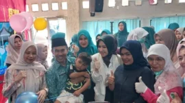 Ketua TP-PKK Kota Padang, Ny. dr. Dian Puspita Fadly Amran meninjau pelaksanaan imunisasi di Kecamatan Koto Tangah, Jumat (26/9/2025). (Foto: FB Diskominfo Padang)
