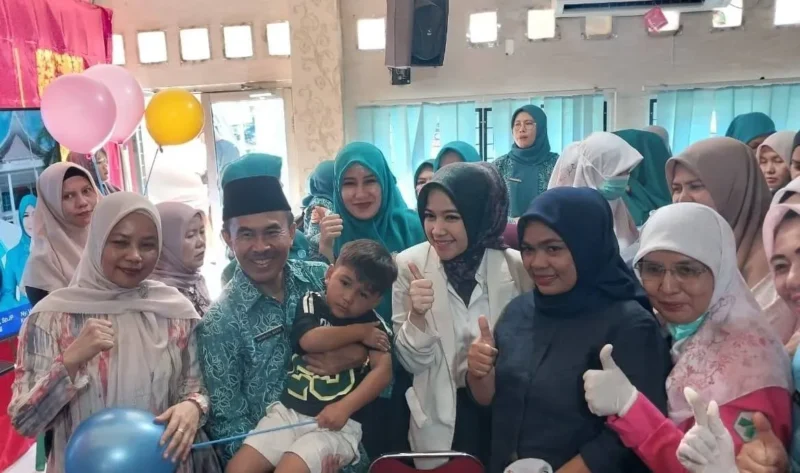 Ketua TP-PKK Kota Padang, Ny. dr. Dian Puspita Fadly Amran meninjau pelaksanaan imunisasi di Kecamatan Koto Tangah, Jumat (26/9/2025). (Foto: FB Diskominfo Padang)