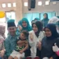Ketua TP-PKK Kota Padang, Ny. dr. Dian Puspita Fadly Amran meninjau pelaksanaan imunisasi di Kecamatan Koto Tangah, Jumat (26/9/2025). (Foto: FB Diskominfo Padang)