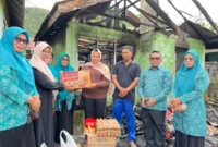 TP-PKK Kota Padang Panjang menyalurkan bantuan kepada keluarga korban kebakaran di Kelurahan Kampung Manggis, Kebun Sikolos, Jumat (5/9/2025). (Foto: Kominfo Padang Panjang)