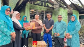 TP-PKK Kota Padang Panjang menyalurkan bantuan kepada keluarga korban kebakaran di Kelurahan Kampung Manggis, Kebun Sikolos, Jumat (5/9/2025). (Foto: Kominfo Padang Panjang)