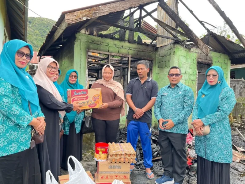 TP-PKK Kota Padang Panjang menyalurkan bantuan kepada keluarga korban kebakaran di Kelurahan Kampung Manggis, Kebun Sikolos, Jumat (5/9/2025). (Foto: Kominfo Padang Panjang)