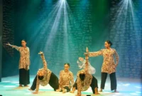 Tari Dualitas guncang Festival Nan Jombang dalam rangka perayaan HJK Padang ke-356 di Gedung Manti Menuik, Ladang Tari Nan Jombang pada Minggu (3/8/2025) malam. (Foto: FB Diskominfo Padang)