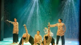 Tari Dualitas guncang Festival Nan Jombang dalam rangka perayaan HJK Padang ke-356 di Gedung Manti Menuik, Ladang Tari Nan Jombang pada Minggu (3/8/2025) malam. (Foto: FB Diskominfo Padang)