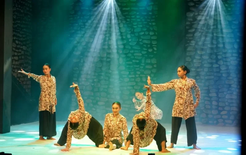 Tari Dualitas guncang Festival Nan Jombang dalam rangka perayaan HJK Padang ke-356 di Gedung Manti Menuik, Ladang Tari Nan Jombang pada Minggu (3/8/2025) malam. (Foto: FB Diskominfo Padang)