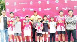 Tim Tenis Junior Pessel foto bersama dengan pelatih Rozi Marzeki. (Foto: Dok. Humas Pelti Pessel)