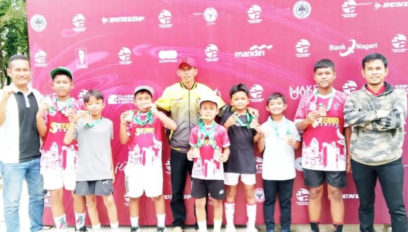Tim Tenis Junior Pessel foto bersama dengan pelatih Rozi Marzeki. (Foto: Dok. Humas Pelti Pessel)