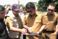 Sekdakab Pasbar Doddy San Ismail mendampingi Wagub Sumbar Vasco Ruseimy meninjau jalan provinsi yang baru selesai dibangun di ruas Sasak–Maligi, Senin (15/9). (Foto: Diskominfo Pasbar)