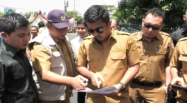 Sekdakab Pasbar Doddy San Ismail mendampingi Wagub Sumbar Vasco Ruseimy meninjau jalan provinsi yang baru selesai dibangun di ruas Sasak–Maligi, Senin (15/9). (Foto: Diskominfo Pasbar)
