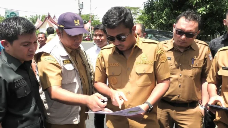 Sekdakab Pasbar Doddy San Ismail mendampingi Wagub Sumbar Vasco Ruseimy meninjau jalan provinsi yang baru selesai dibangun di ruas Sasak–Maligi, Senin (15/9). (Foto: Diskominfo Pasbar)