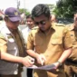 Sekdakab Pasbar Doddy San Ismail mendampingi Wagub Sumbar Vasco Ruseimy meninjau jalan provinsi yang baru selesai dibangun di ruas Sasak–Maligi, Senin (15/9). (Foto: Diskominfo Pasbar)