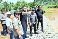 Wali Kota Padang, Fadly Amran meninjau langsung pengerjaan oprit jembatan dan pembangunan batu beronjong di kawasan Parak Buruak, Kelurahan Batipuh Panjang, Kecamatan Koto Tangah, Sabtu (27/9/2025). (Foto: Prokopim Padang)