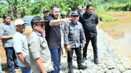 Wali Kota Padang, Fadly Amran meninjau langsung pengerjaan oprit jembatan dan pembangunan batu beronjong di kawasan Parak Buruak, Kelurahan Batipuh Panjang, Kecamatan Koto Tangah, Sabtu (27/9/2025). (Foto: Prokopim Padang)
