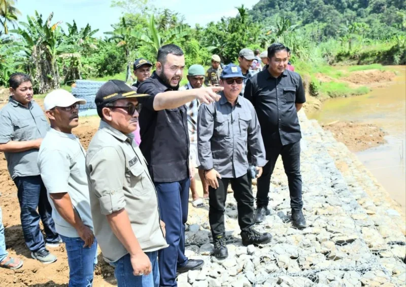 Wali Kota Padang, Fadly Amran meninjau langsung pengerjaan oprit jembatan dan pembangunan batu beronjong di kawasan Parak Buruak, Kelurahan Batipuh Panjang, Kecamatan Koto Tangah, Sabtu (27/9/2025). (Foto: Prokopim Padang)