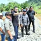 Wali Kota Padang, Fadly Amran meninjau langsung pengerjaan oprit jembatan dan pembangunan batu beronjong di kawasan Parak Buruak, Kelurahan Batipuh Panjang, Kecamatan Koto Tangah, Sabtu (27/9/2025). (Foto: Prokopim Padang)