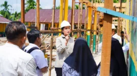 Bupati Dharmasraya, Annisa Suci Ramadhani meninjau proses revitalisasi di SMPN 1 Pulau Punjung dan SDN 05 Koto Salak, Rabu (10/9/2025). (Foto: Pemkab Dharmasraya)