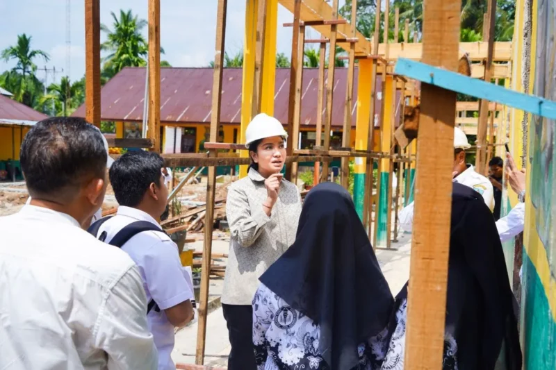 Bupati Dharmasraya, Annisa Suci Ramadhani meninjau proses revitalisasi di SMPN 1 Pulau Punjung dan SDN 05 Koto Salak, Rabu (10/9/2025). (Foto: Pemkab Dharmasraya)