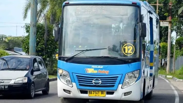 Perumda PSM mengalihkan jalur koridor satu Trans Padang ke rute alternatif guna mengantisipasi aksi demonstrasi di Jalan Sudirman, Senin (1/9/2025). (Foto: FB Diskominfo Padang) 