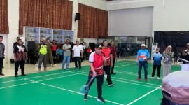 Wakil Wali Kota Padang Maigus Nasir membuka Turnamen Badminton Eksekutif-Legislatif di Balai Kota Padang, Minggu pagi (3/8). (Foto: FB Diskominfo Padang)