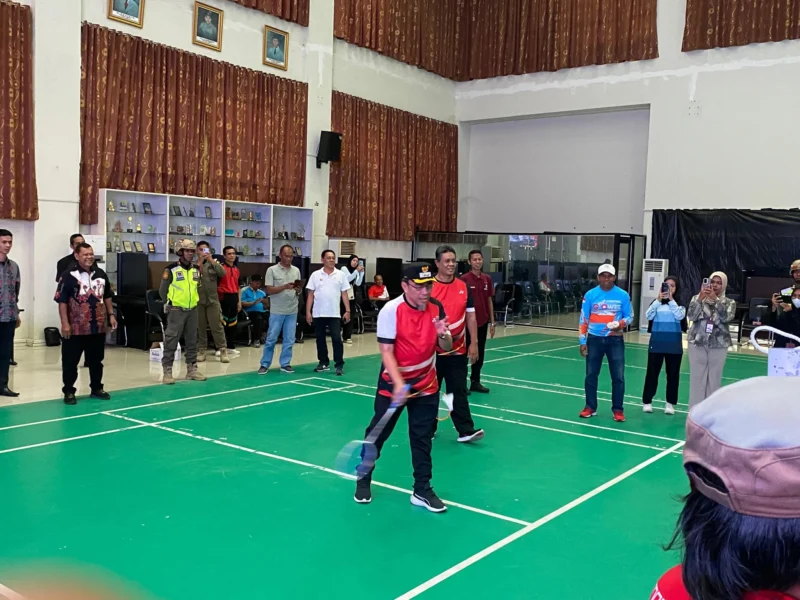 Wakil Wali Kota Padang Maigus Nasir membuka Turnamen Badminton Eksekutif-Legislatif di Balai Kota Padang, Minggu pagi (3/8). (Foto: FB Diskominfo Padang)
