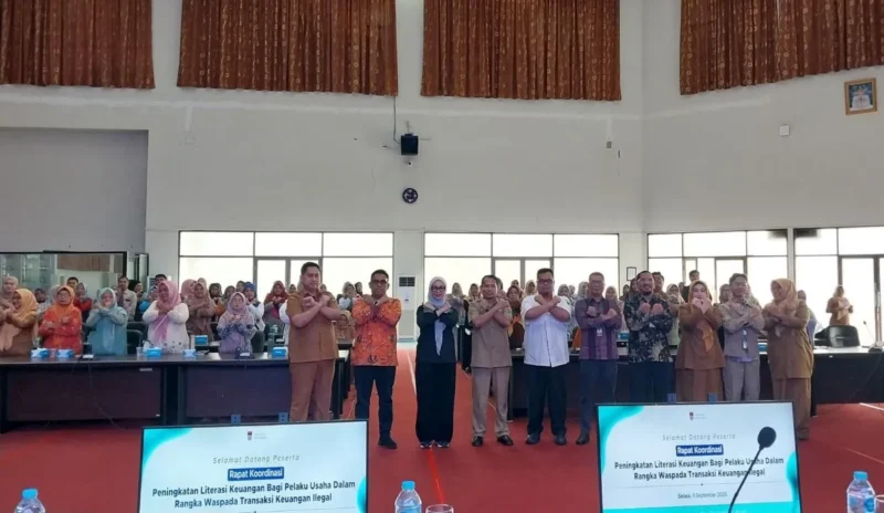 Rakor Peningkatan Literasi Keuangan Bagi Pelaku Usaha dalam Rangka Waspada Transaksi Keuangan Ilegal di Ruang Bagindo Aziz Chan, Balai Kota Padang, Aie Pacah, Selasa (9/9/2025). (Foto: Diskominfo Padang)