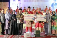 Wali Kota Solok, Dr. Ramadhani Kirana Putra dan Ketua TP-PKK Ny. Dona Ramadhani bersama Uda Uni Kota Solok 2025, Sabtu (30/8/2025). (Foto: Prokopim Kota Solok)