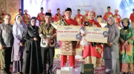 Wali Kota Solok, Dr. Ramadhani Kirana Putra dan Ketua TP-PKK Ny. Dona Ramadhani bersama Uda Uni Kota Solok 2025, Sabtu (30/8/2025). (Foto: Prokopim Kota Solok)