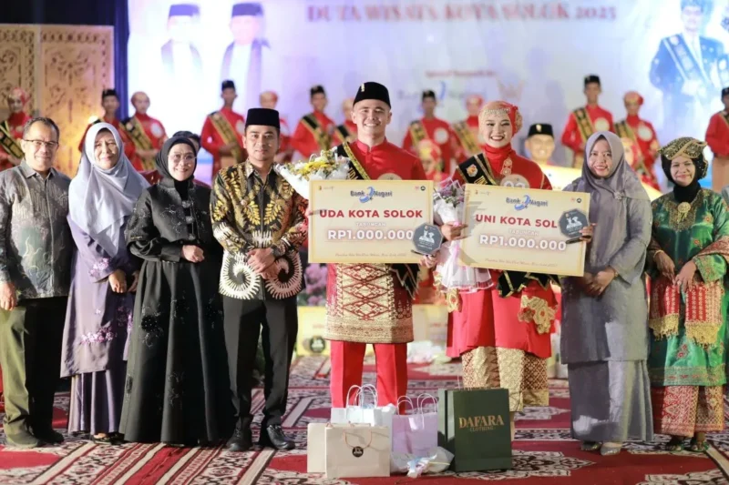 Wali Kota Solok, Dr. Ramadhani Kirana Putra dan Ketua TP-PKK Ny. Dona Ramadhani bersama Uda Uni Kota Solok 2025, Sabtu (30/8/2025). (Foto: Prokopim Kota Solok)