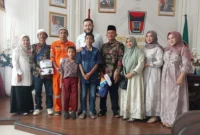 Wali Kota Padang, Fadly Amran melepas tiga petugas penerima paket umrah gratis di Ruang Kerja Wali Kota, Balai Kota Padang, Rabu (3/9/2025). (Foto: Diskominfo Padang)